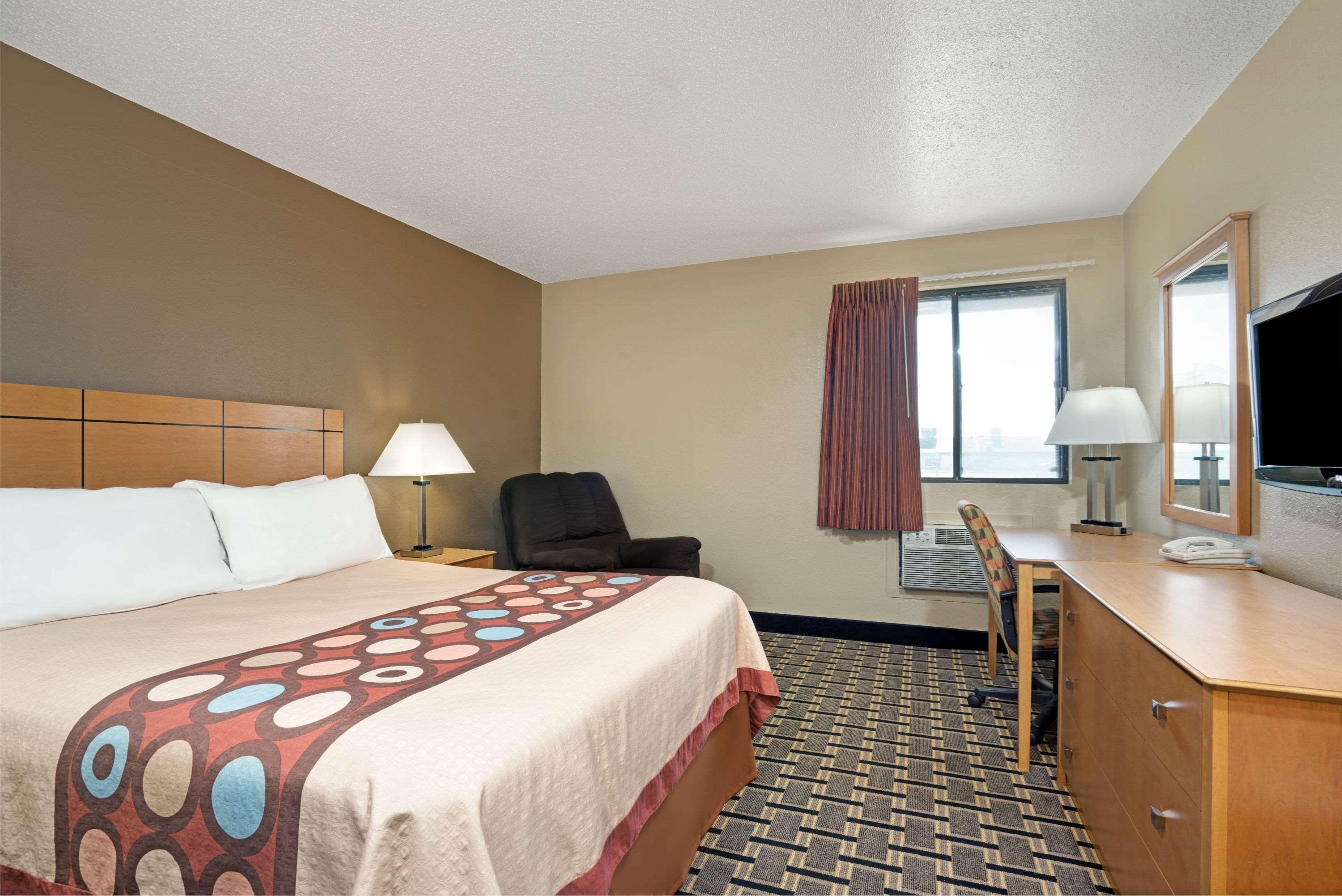 Super 8 By Wyndham Melrose Hotel Buitenkant foto