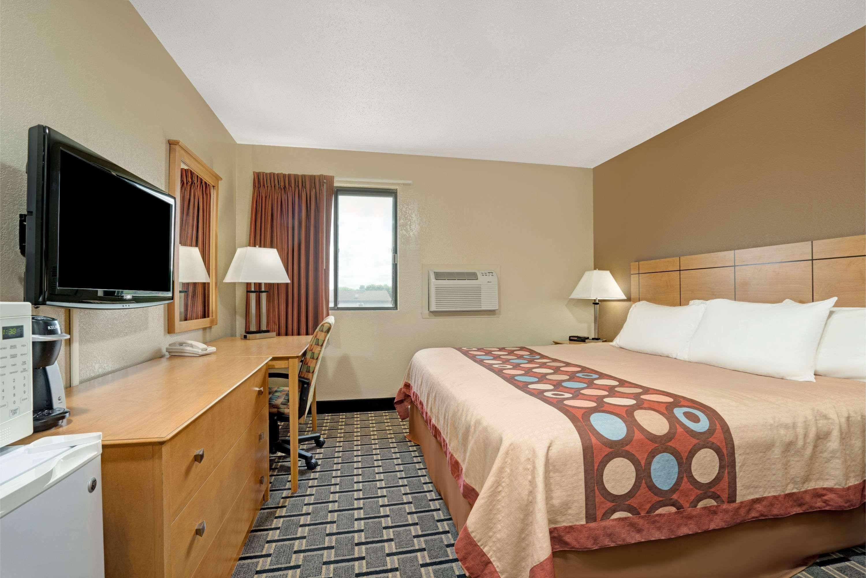 Super 8 By Wyndham Melrose Hotel Buitenkant foto